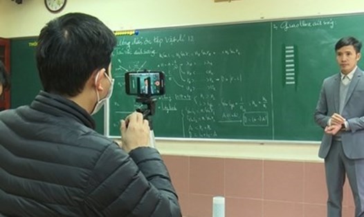 Giáo viên Trường THCS&THPT Nguyễn Tất Thành (Hà Nội) tự quay các video bài giảng để phục vụ cho việc dạy học trực tuyến. Ảnh: Tô Thế