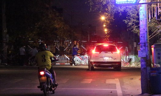 Lực lượng chức năng thành phố Thuận An đã dỡ bỏ phong tỏa cách ly đường D35 phường An Phú liên quan đến ca bệnh 2585 người Trung Quốc nhập cảnh trái phép. Ảnh: Đình Trọng