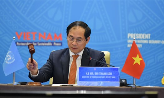 Tân Bộ trưởng Ngoại giao Bùi Thanh Sơn chủ trì phiên thảo luận ngày 8.4. Ảnh: Bộ Ngoại giao.