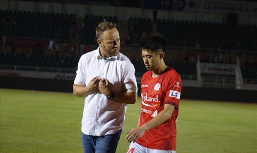 Huấn luyện viên Alexandre Polking trò chuyện rất lâu với Lee Nguyễn sau trận đấu. Ảnh: Nguyễn Đăng.