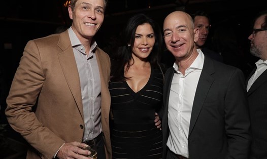 Tỉ phú Jeff Bezos (phải) với Lauren Sanchez và chồng khi đó của Sanchez - Patrick Whitesell. Ảnh: AFP/Getty.