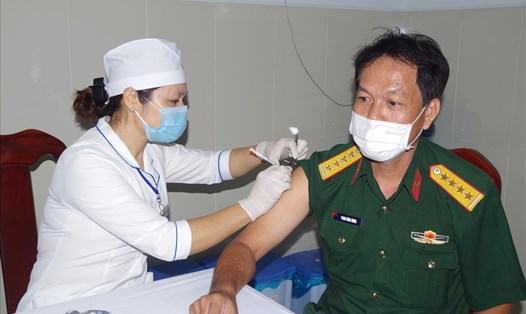 Lực lượng tuyến đầu chống dịch COVID-19 được tiêm vaccine đầu tiên. Ảnh Văn Đông
