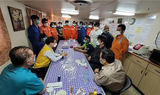 Ảnh chụp ngày 3.2 do Bộ Ngoại giao Hàn Quốc cung cấp ngày 4.2 về cuộc gặp gỡ của các quan chức Hàn Quốc với thủy thủ đoàn tàu chở dầu Hankuk Chemi bị Iran bắt giữ. Ảnh: AFP.