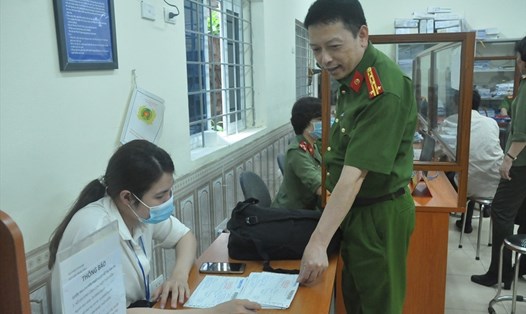Đại tá Nguyễn Hồng Ky - Phó Giám đốc Công an TP Hà Nội kiểm tra cấp căn cước công dân gắn chip tại quận Ba Đình. Ảnh: CAHN.