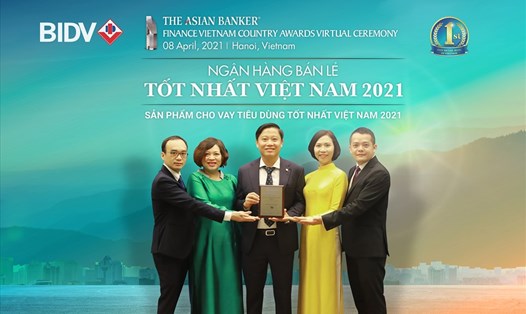 Đại diện BIDV nhận giải Ngân hàng bán lẻ tốt nhất Việt Nam lần thứ 6. Ảnh BIDV