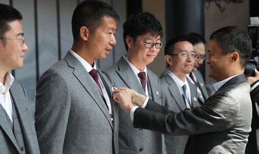 Tỉ phú Jack Ma trao huy hiệu cho tất cả các tân sinh viên tại lễ khai giảng học kỳ 3 của trường Hupan ở Hàng Châu tháng 3.2017. Ảnh: VGG/Tân Hoa Xã.