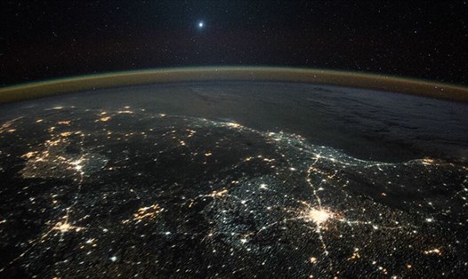 Hình ảnh của sao Kim trên nền ánh đèn đêm của trái đất, chụp từ Trạm Vũ trụ Quốc tế ISS. Ảnh: NASA