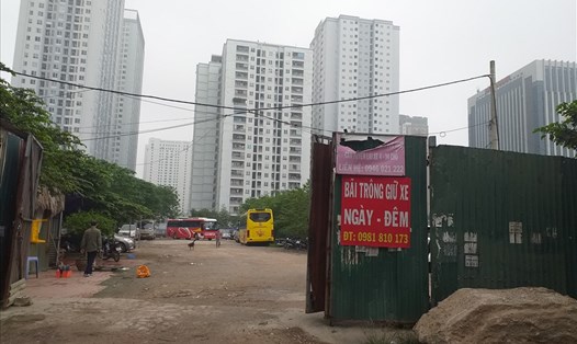 Điểm trông giữ xe không phép trên phố Đinh Núp, khu Nam Trung Yên, quận Cầu Giấy, TP.Hà Nội. Ảnh: Đặng Tiến