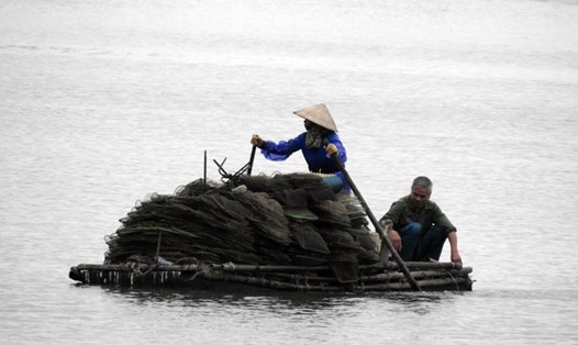 Ngư dân sử dụng lồng bát quái khai thác thủy sản tại khu vực cửa sông Thín Coóng xã Hải Tiến, TP.Móng Cái. Ảnh: H.Việt
