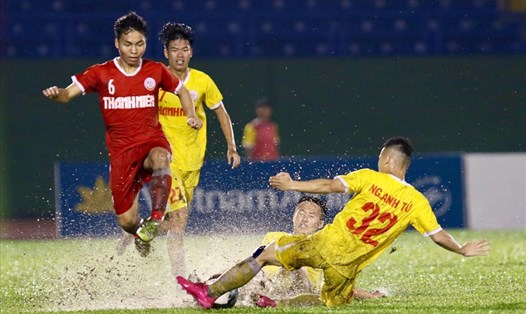 U19 Sông Lam Nghệ An (áo đỏ) thắng U19 Hà Nội trong cơn mưa tầm tã. Ảnh: BTC