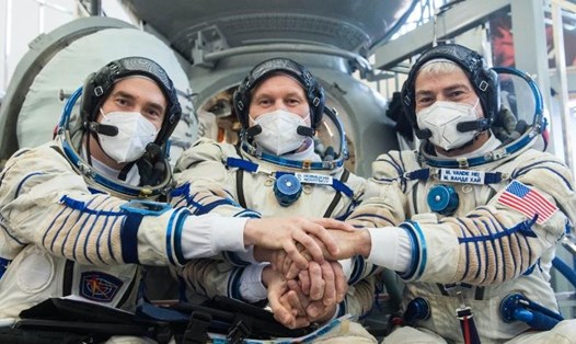 Các thành viên phi hành đoàn mới nhất đến ISS (từ trái sang): Phi hành gia người Nga Pyotr Dubrov, phi hành gia Nga Oleg Novitskiy và phi hành gia NASA Mark Vande Hei. Ảnh: NASA