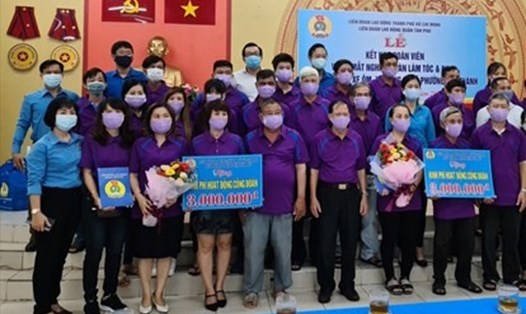 Lễ kết nạp đoàn viên tại một nghiệp đoàn của quận Tân Phú (TPHCM). Ảnh: Đức Long