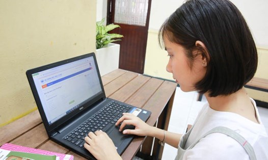 Học sinh Hà Nam tạm dừng đến trường 1 tuần sau lễ, địa phương triển khai học online. Ảnh minh hoạ: ĐHKT
