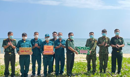 Bộ Chỉ huy quân sự tỉnh Kiên Giang đến kiểm tra, thăm và tặng quà tại các chốt phòng dịch trên địa bàn Phú Quốc. Ảnh: Hoàng Dung