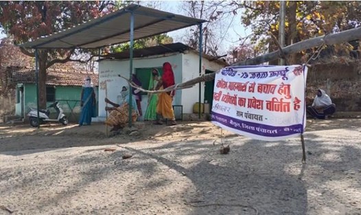 Rào chắn trước cổng làng Chikhalar để ngăn người lạ xâm nhập, tránh nguy cơ lây lan COVID-19. Ảnh: Chikhalar village/India Times