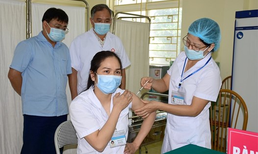 Ngành Y tế tỉnh Tuyên Quang giám sát chặt chẽ các trường hợp tiêm phòng vắc xin COVID -19. Ảnh:BTQ.