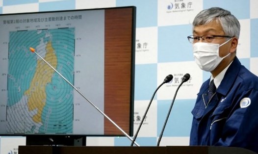 Cơ quan chức năng Nhật Bản họp báo ngày 1.5 sau khi xảy ra trận động đất mạnh 6,8 độ richter rung chuyển vùng bờ biển đông bắc nước này. Ảnh: AFP