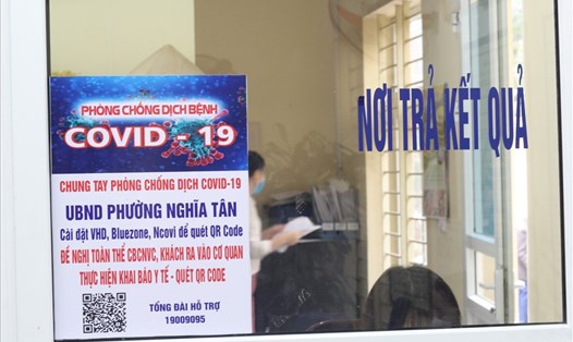 Người dân trở lại Hà Nội sau dịp nghỉ lễ phải tiến hành khai báo y tế. Ảnh: Đức Đông