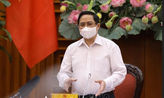 Thủ tướng Phạm Minh Chính chủ trì cuộc họp khẩn về các biện pháp phòng, chống COVID-19 trước tình hình dịch bệnh đang có diễn biến phức tạp. Ảnh: Văn Điệp - TTXVN
