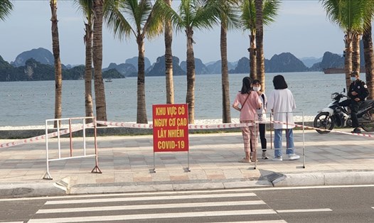 Bãi tắm Hòn Gai, Hạ Long chiều 1.5.2021. Ảnh: Nguyễn Hùng