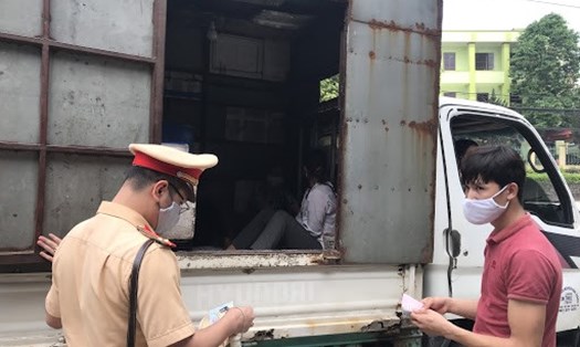 Chi tiết mức phạt xe tải chở người trên thùng xe. Ảnh: Công Minh
