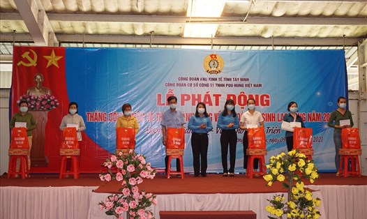 Lãnh đạo LĐLĐ tỉnh Tây Ninh và Công đoàn Khu kinh tế tỉnh trao tặng quà cho CNLĐ công ty có hoàn cảnh khó khăn. Ảnh LĐLĐ Tây Ninh cung cấp