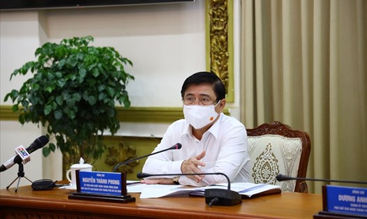 Ông Nguyễn Thành Phong - Chủ tịch UBND TPHCM cho biết sẽ tạm dừng hoạt động khu công nghiệp, chế xuất nếu không đảm bảo an toàn công tác phòng chống dịch bệnh COVID-19. Ảnh: TTBC