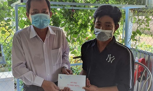 Ông Nguyễn Hùng Thái, Phó giám đốc Sở Lao động Thương binh Xã hội tỉnh Bạc Liêu trao quỹ hỗ trợ trẻ  em đến gia đình có hai cháu bé tử vong do ngộ độc thực phẩm. Ảnh: Nhật Hồ