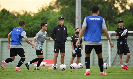 Huấn luyện viên Akira Nishino của tuyển Thái Lan phải đổi kế hoạch tập luyện khi đội có 2 cầu thủ nhiễm COVID-19. Ảnh: Thairath