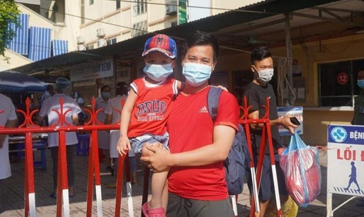 Những bệnh nhân, người nhà bệnh nhân đầu tiên được ra khỏi Bệnh viện Đa khoa tỉnh Thái Bình, về tự cách ly tại nhà. Ảnh: CTV.