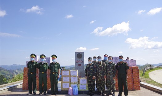 Bộ Chỉ huy BĐBP tỉnh Điện Biên trao tặng vật chất phòng, chống dịch cho Bộ Chỉ huy Quân sự tỉnh Luông Pha Băng, Lào. Ảnh: Anh Dũng.