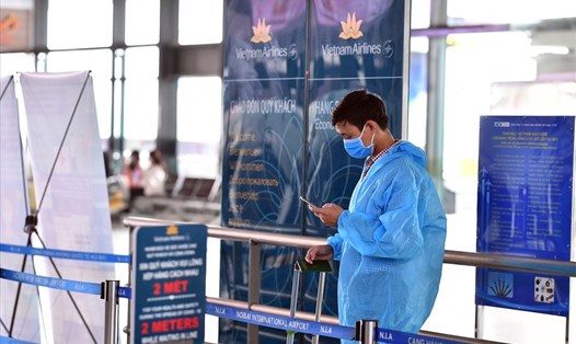 Hành khách làm thủ tục tại sân bay Nội Bài. Ảnh: ĐT