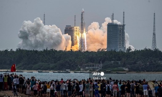 Tên lửa Trường Chinh 5B được phóng lên từ Trung tâm Phóng Vũ trụ Văn Xương, Trung Quốc. Ảnh: AFP