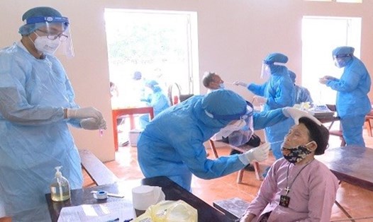 Cán bộ y tế lấy mẫu xét nghiệm cho người dân ở Phú Thọ. Ảnh: Sở Y tế Phú Thọ