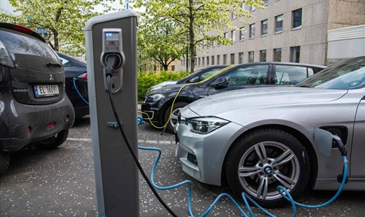 Ôtô điện sẽ chiếm vị trí độc tôn trên thị trường sau hơn 1 thập kỷ nữa, theo dự đoán của Bloomberg. Ảnh: AFP.