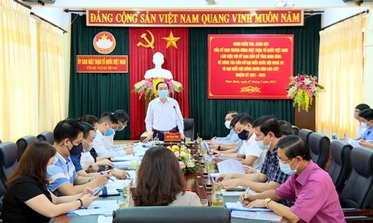 Đoàn kiểm tra, giám sát của Ủy ban Trung ương MTTQ Việt Nam làm việc với Ủy ban Bầu cử tỉnh Ninh Bình. Ảnh: NT