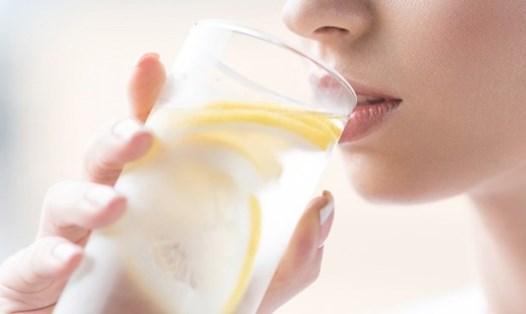 Uống nước chanh có những tác dụng không ngờ với cơ thể bạn. Ảnh: AFP