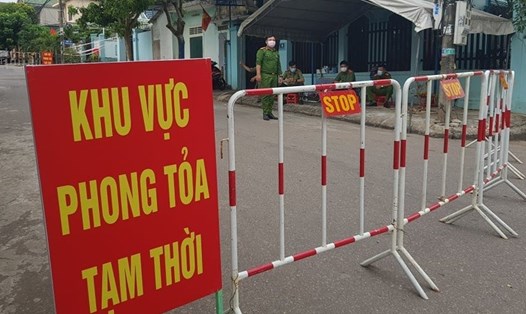 Một đoạn đường bị phong tỏa tạm thời tại TP.Đông Hà, tỉnh Quảng Trị liên quan đến 2 ca nghi mắc COVID-19. Ảnh: Hưng Thơ.