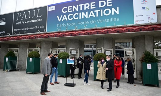 Một trung tâm tiêm chủng COVID-19 ở Paris, Pháp. Ảnh: AFP