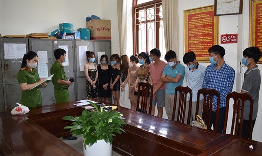 Công an huyện Yên Khánh (Ninh Bình) lập biên bản xử lý các trường hợp tụ tập hát karaoke vi phạm các quy định phòng dịch. Ảnh: NT