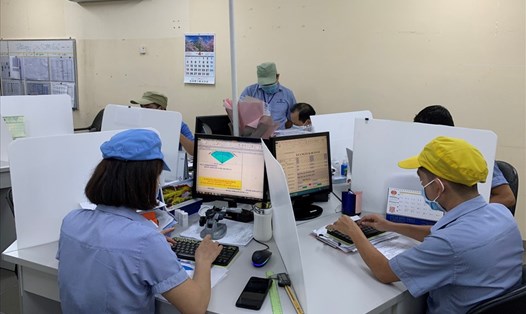 NLĐ Công ty TNHH Hariki Precision VN (tỉnh Bình Dương) ngồi làm việc có vách ngăn và đeo khẩu trang phòng dịch COVID-19. Ảnh: CĐ KCN VSIP cung cấp