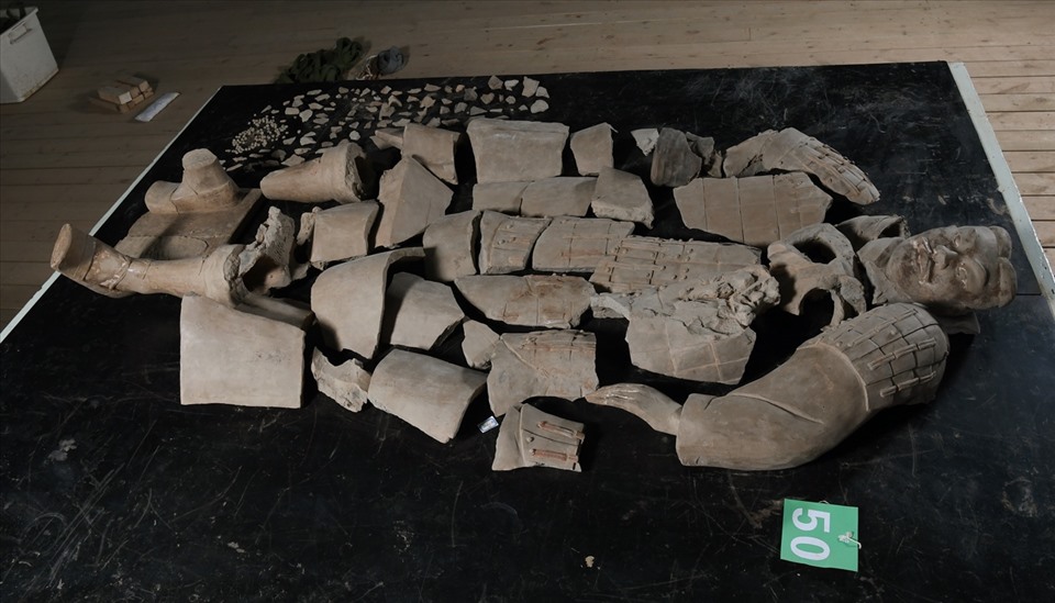 Các mảnh vỡ của đội quân đất nung khai quật gần lăng mộ Tần Thủy Hoàng, tỉnh Thiểm Tây, tây bắc Trung Quốc. Ảnh: Bảo tàng Lăng mộ Tần Thủy Hoàng