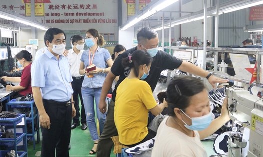 Lãnh đạo Tỉnh uỷ Thái Bình kiểm tra công tác phòng, chống dịch bệnh tại xưởng sản xuất của Công ty TNHH Long Hành Thiên Hạ. Ảnh Bá Mạnh