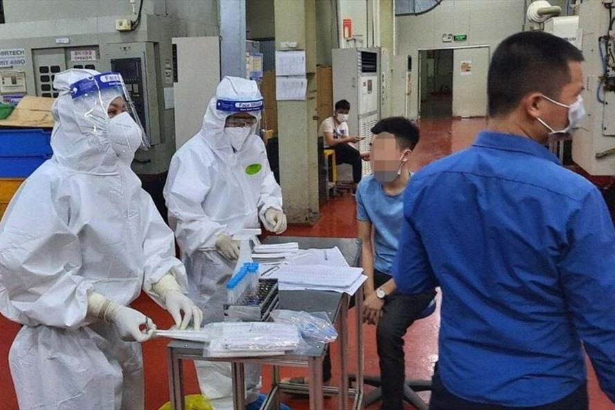 Xét nghiệm COVID-19 cho công nhân Công ty TNHH Shin Young Việt Nam, KCN Vân Trung (Việt Yên, Bắc Giang). Ảnh: PV.