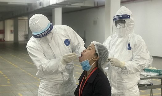 Lấy mẫu xét nghiệm COVID-19 cho công nhân KCN tại Bắc Giang. Ảnh: Sở Y tế Bắc Giang