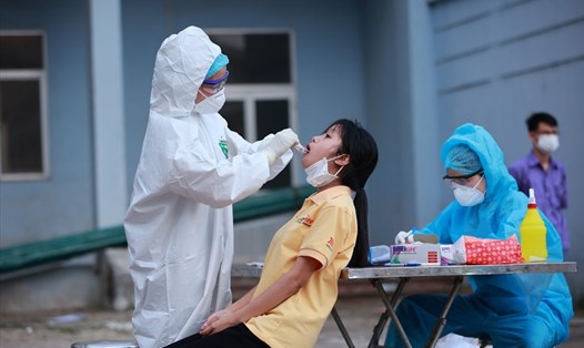 Cán bộ y tế lấy mẫu xét nghiệm COVID-19 cho người dân ở Hà Nội. Ảnh: Hải Nguyễn