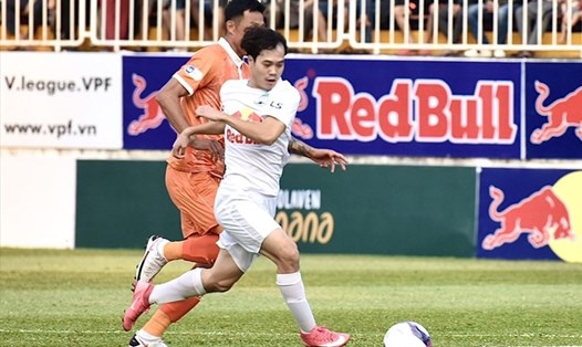 Dưới bàn tay của Kiatisak, Văn Toàn đang nổi lên là 1 trong những chân sút chơi hay nhất của bóng đá Việt Nam. Ảnh: Anh Tiến.