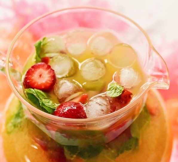 Nước ép cam dứa cùng dâu tây tươi sẽ giúp giải nhiệt trong mùa hè nắng nóng. Ảnh: Xinhua