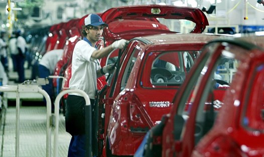 Một công nhân đang làm việc trong công xưởng của nhà sản xuất ôtô Maruti Suzuki tại bang Haryana, Ấn Độ. Ảnh: AFP