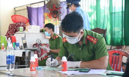 Lực lượng chức năng lấy khai báo y tế của những người đến tỉnh Thừa Thiên Huế ở chốt kiểm soát liên ngành số 6 tại thị trấn Lăng Cô (huyện Phú Lộc). Ảnh: PĐ.